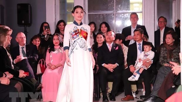 Vietnam’s fashion designs introduced in London